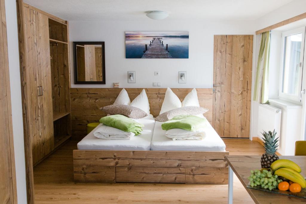 因斯布鲁克海德戈尔公寓的一间卧室配有一张带枕头的木床