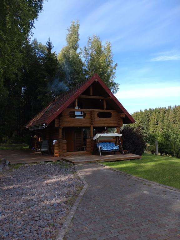 Saunaga külalistemaja, Tartust 9km kaugusel的小木屋里烟雾从里面冒出来