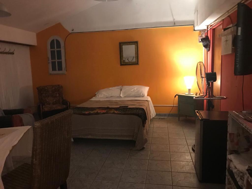 埃塞萨Soul Habitaciones的一间卧室配有一张橙色墙壁的床