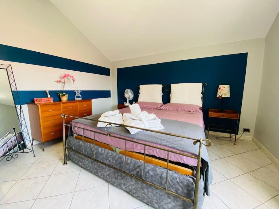圣莫里吉奥卡瓦纳斯La casa di Aida的一间卧室设有一张床和蓝色的墙壁