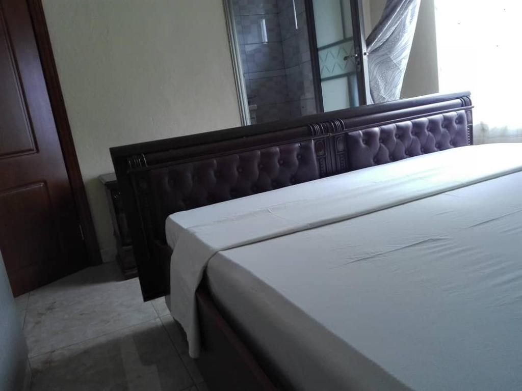 利隆圭Matalente Abode的卧室里一张床铺的壁橱
