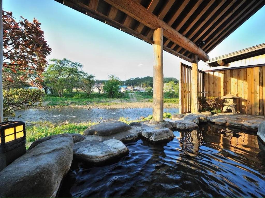 MogamiYunohara的房屋前的池塘