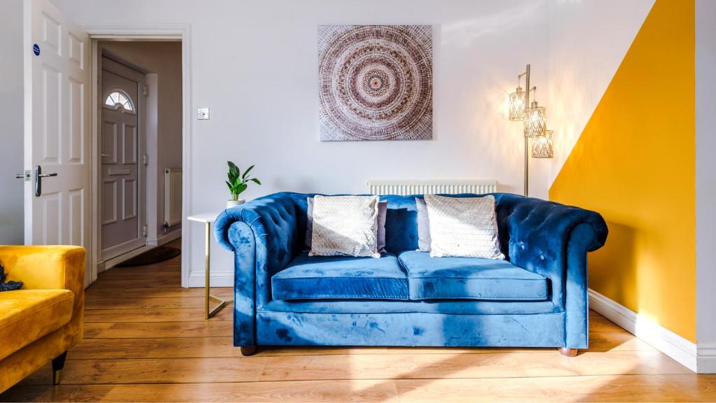 WervinNewhall Road - 4 Bedroom Chester Home - Parking的客厅设有蓝色的沙发,拥有黄色的墙壁