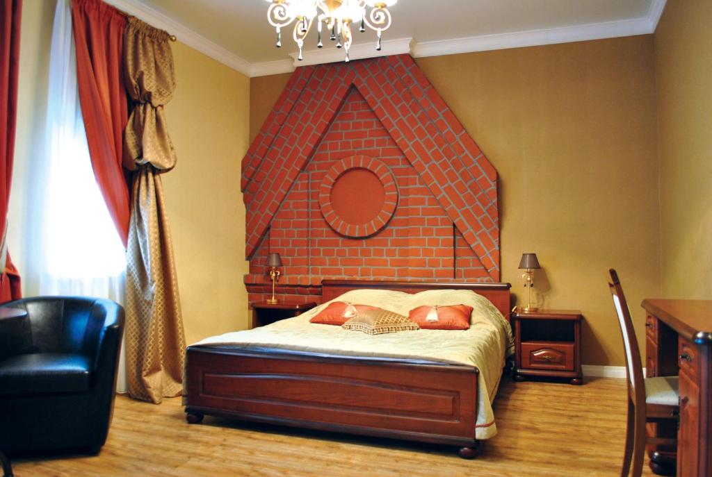 SarapulHotel Staraya Bashnya的一间卧室配有一张红色床头板的床