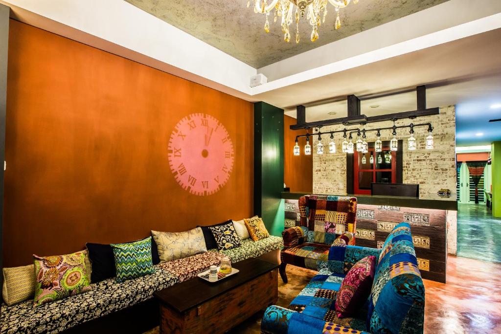 花莲市雅砌美学公寓的客厅配有沙发和墙上的时钟