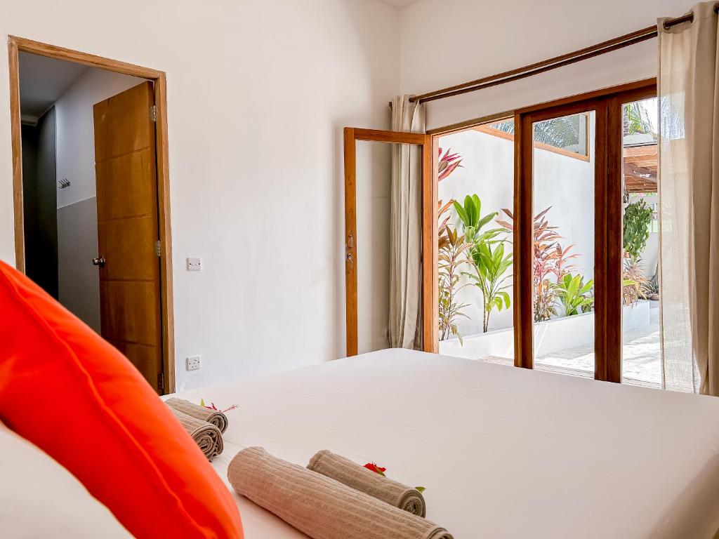 图鲁斯杜斯鲁斯胡库迪马尔代夫别墅旅馆的一间卧室设有一张床和一个大窗户