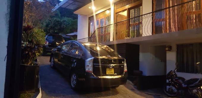 康提New Kandy Residence的停在房子前面的汽车