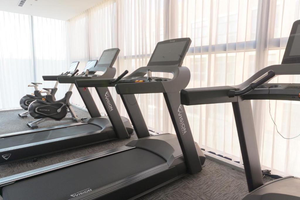 梧栖震大金郁金香酒店的健身房里的一排跑步机