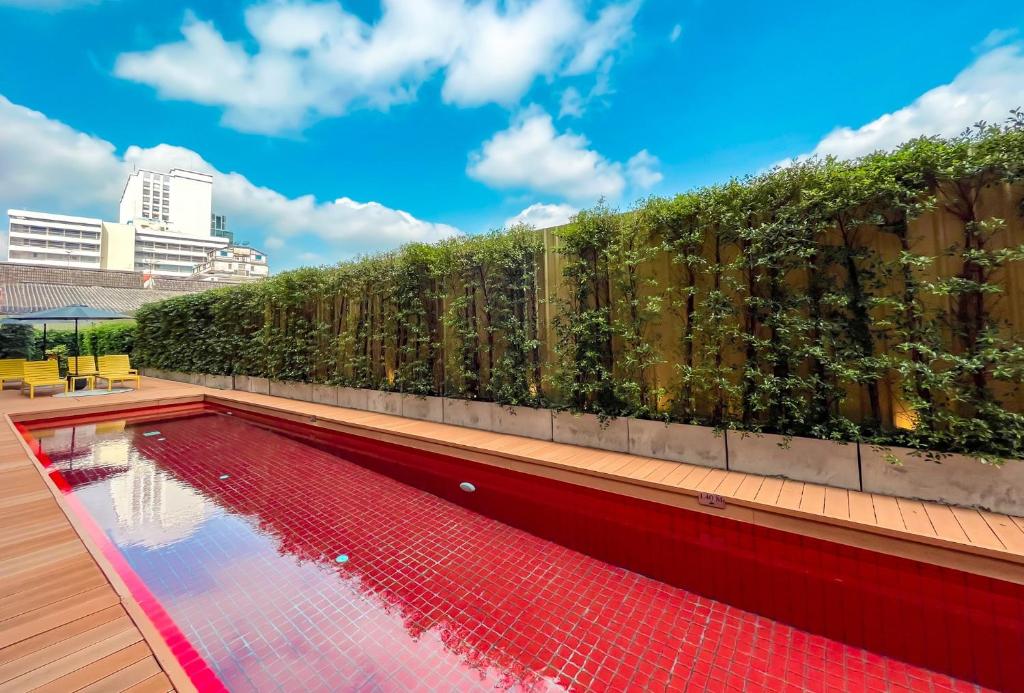 曼谷The Iconic Hotel Ari - Jatujak的 ⁇ 上 ⁇ 的游泳池