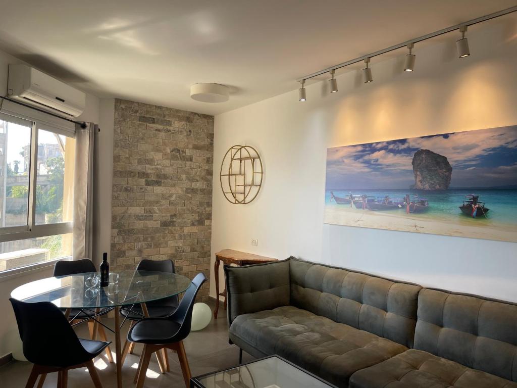 提比里亚תכלת על הכינרת Light blue on the Kinneret lake的客厅配有沙发和桌子