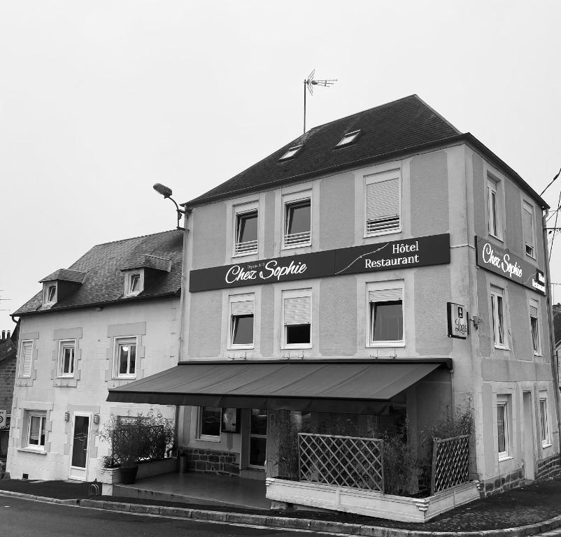 BriouzeRestaurant Hotel Logis Chez Sophie的建筑物的黑白照片