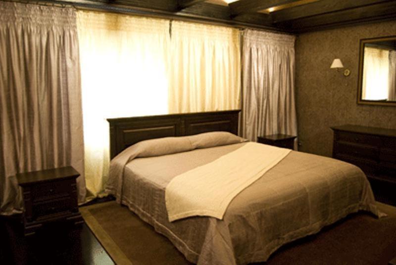米尔哥罗德Gogol Hotel的一间卧室设有一张大床和一个窗户。