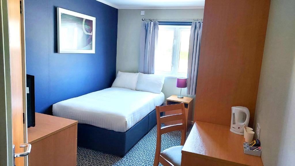 KirmingtonNightel Hotel的酒店客房设有床和窗户。