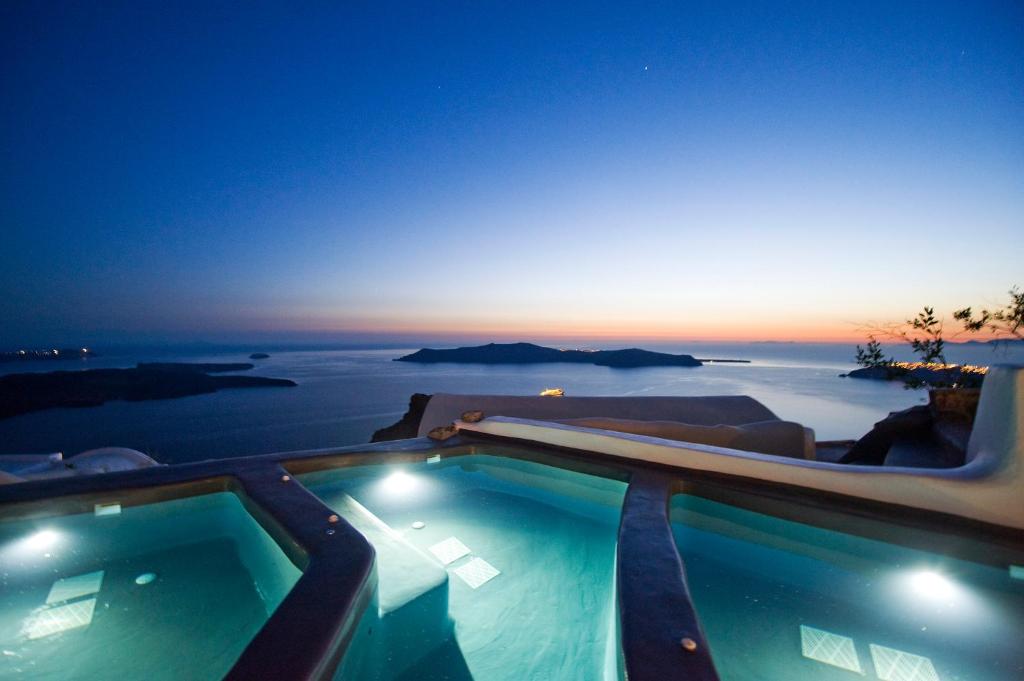 易莫洛林索菲亚豪华套房酒店的游泳池,晚上可欣赏到海景