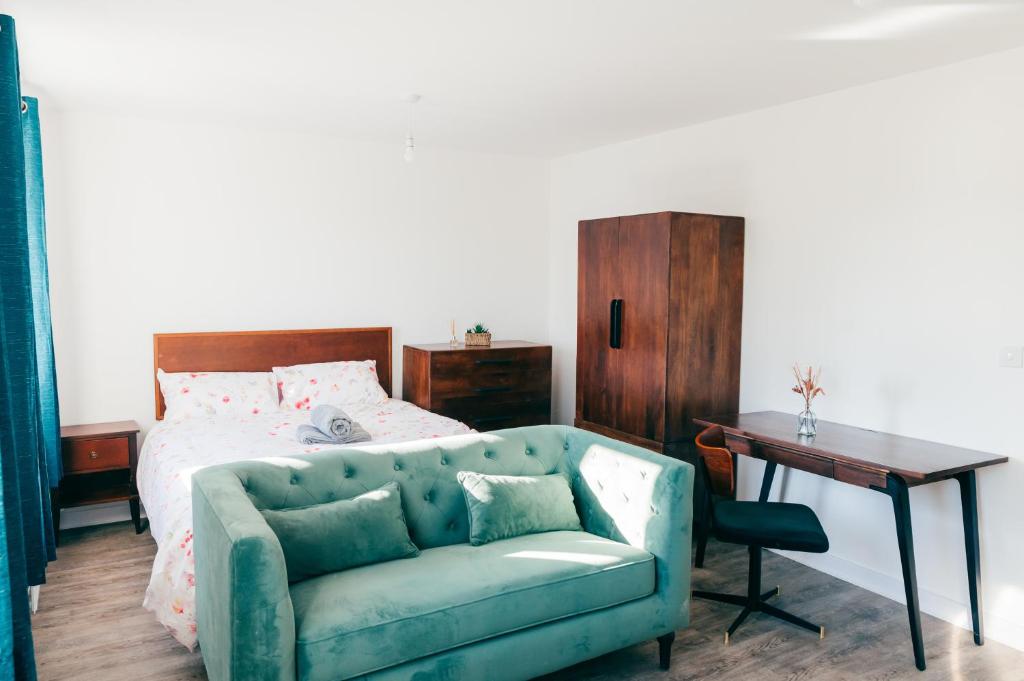 布里斯托Oakley Place - Room B Deluxe Double Room的一间卧室配有绿色的沙发和一张床