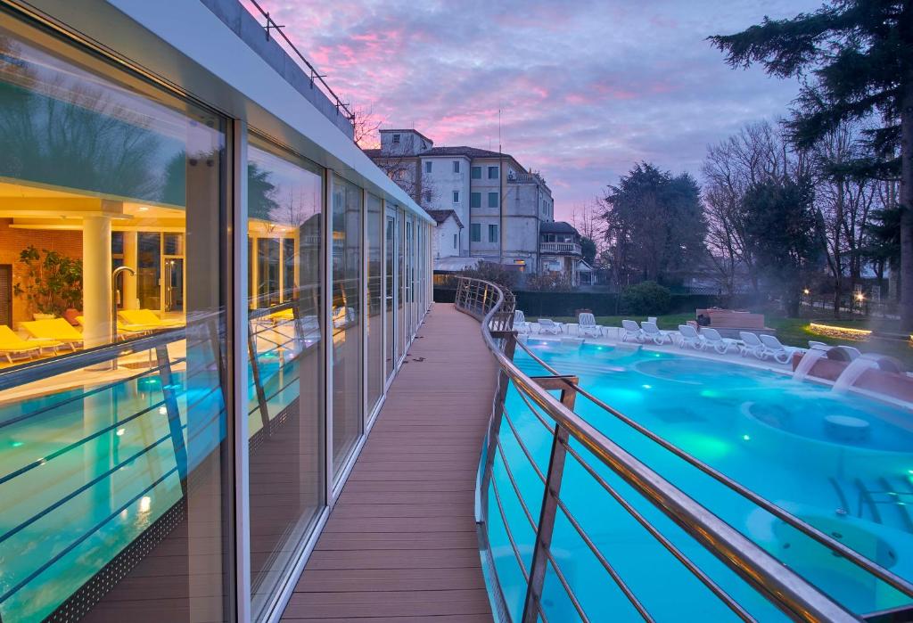 蒙特格罗托泰梅Terme Preistoriche Resort & Spa的一个带游泳池的酒店阳台