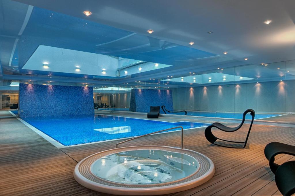 格但斯克沃特兰阿帕蒂佛公寓酒店的一个带玻璃桌的游泳池