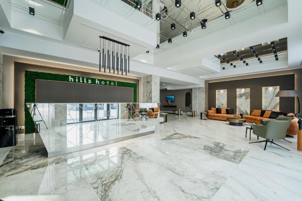 埃里温Hills Resort Hotel的大堂,设有大型大理石地板
