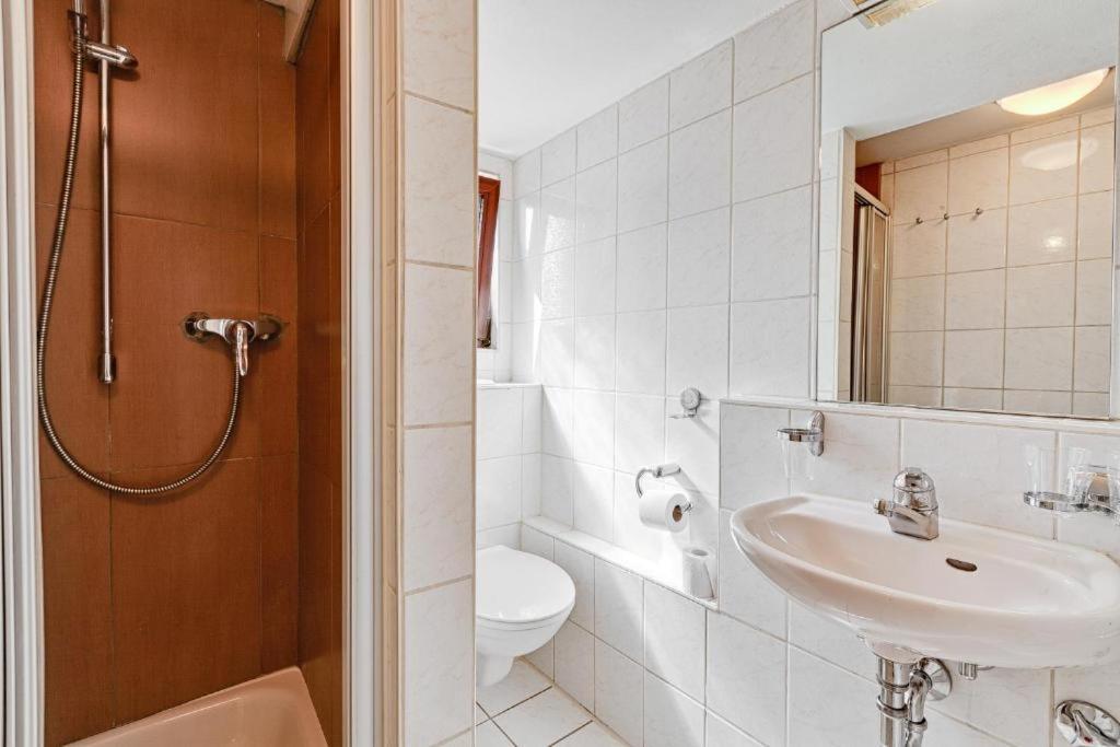 斯图加特拉费尔酒店的一间带水槽和卫生间的浴室