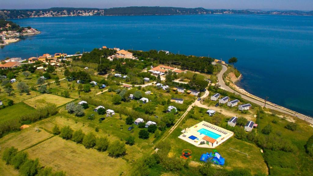 Saint-Mitre-les-RempartsCamping Tikayan Félix de la Bastide的享有岛屿的空中景致,设有度假村和游泳池