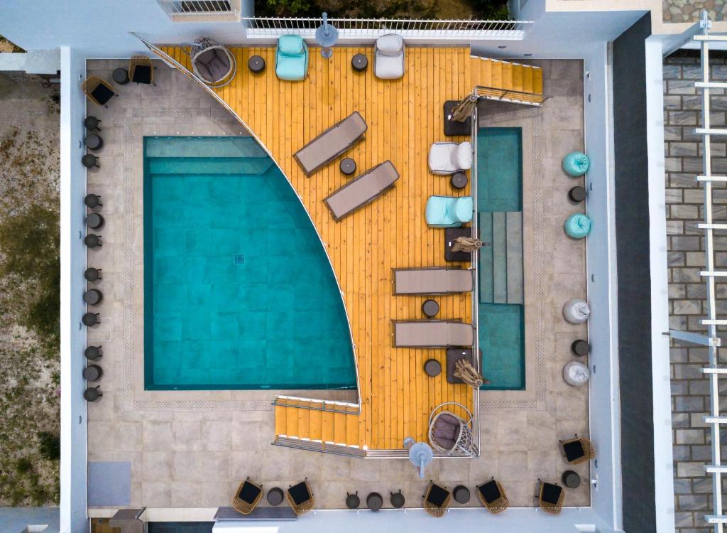 费拉Deluxe Hotel Santorini的一座带游泳池和游泳池的建筑