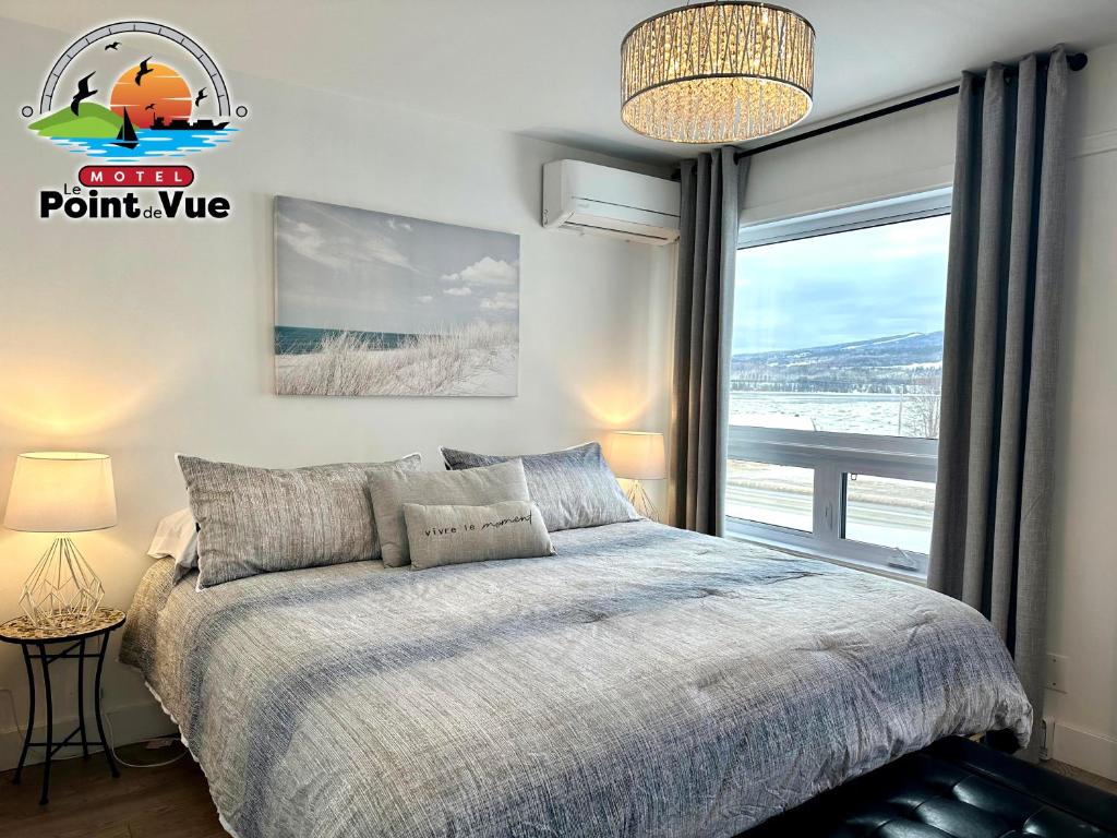 拉马巴耶勒旁德韦汽车旅馆的一间卧室设有一张床和一个大窗户