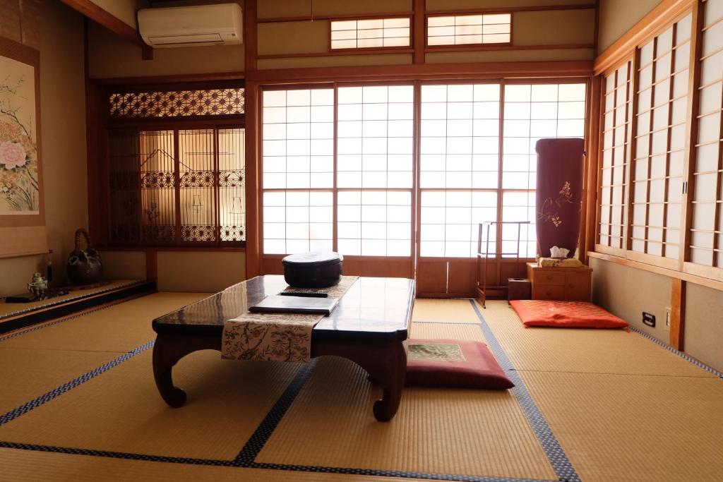 伊东Hinodeya的带桌子的客房位于带窗户的房间内