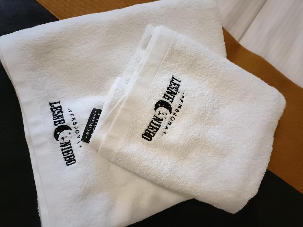 卢布涅维采Leśne Niebo的一条白色毛巾,上面有三个标签