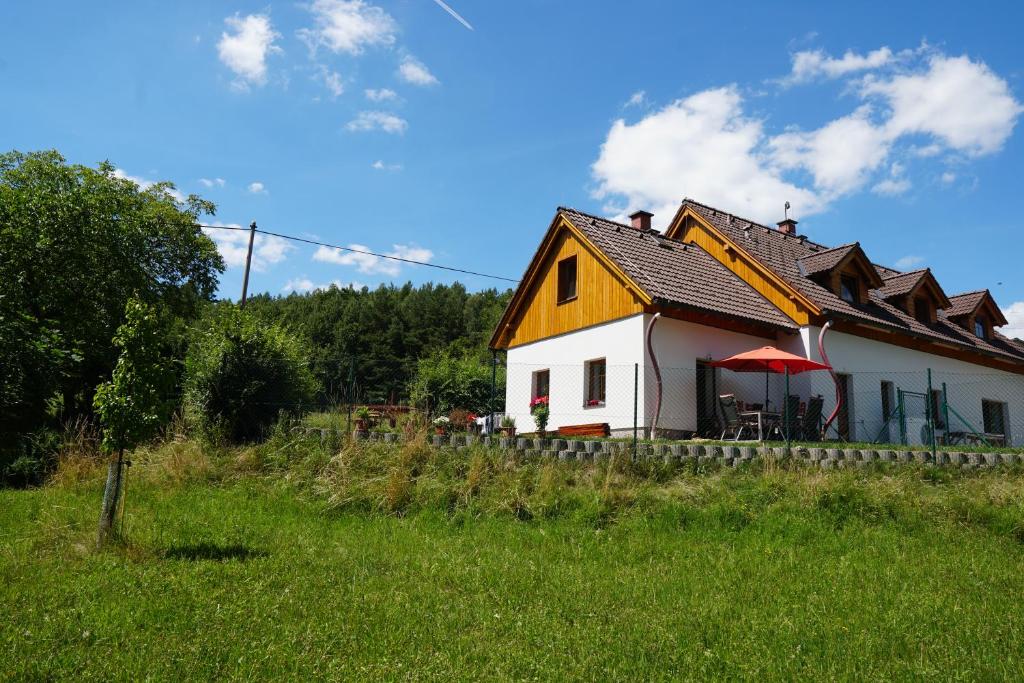 Světlá pod Ještědemapartmán pod Ještědem的一间白色的小房子,有红色的屋顶