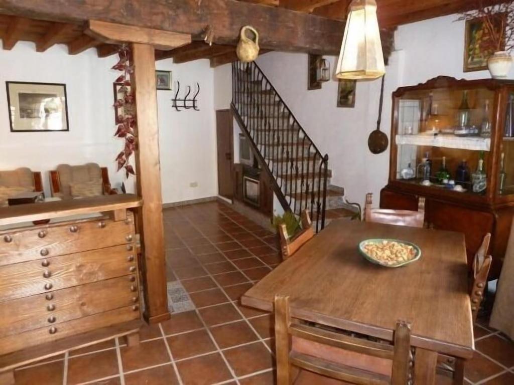 MarjalizaCasa Montes De Toledo的厨房以及带木桌的用餐室。