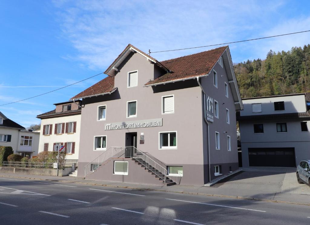 费尔德基希Montfort Apartments - Feldkirch的街道边的建筑物