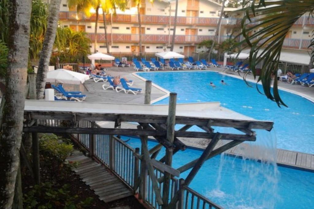 莱特鲁瓦西莱Ti colibri的酒店内有一个蓝色的游泳池