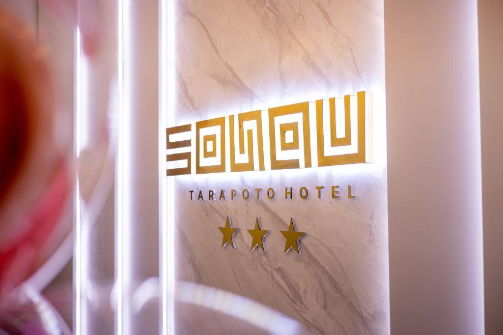 塔拉波托Sonqu Tarapoto的塔拉迪奥科技酒店标志,上面有星星