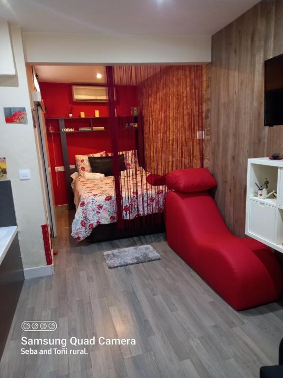 乌夫里克Loft Hidromasaje Rojo Tantra Ermita San Antonio的红色的房间,配有床和红色椅子