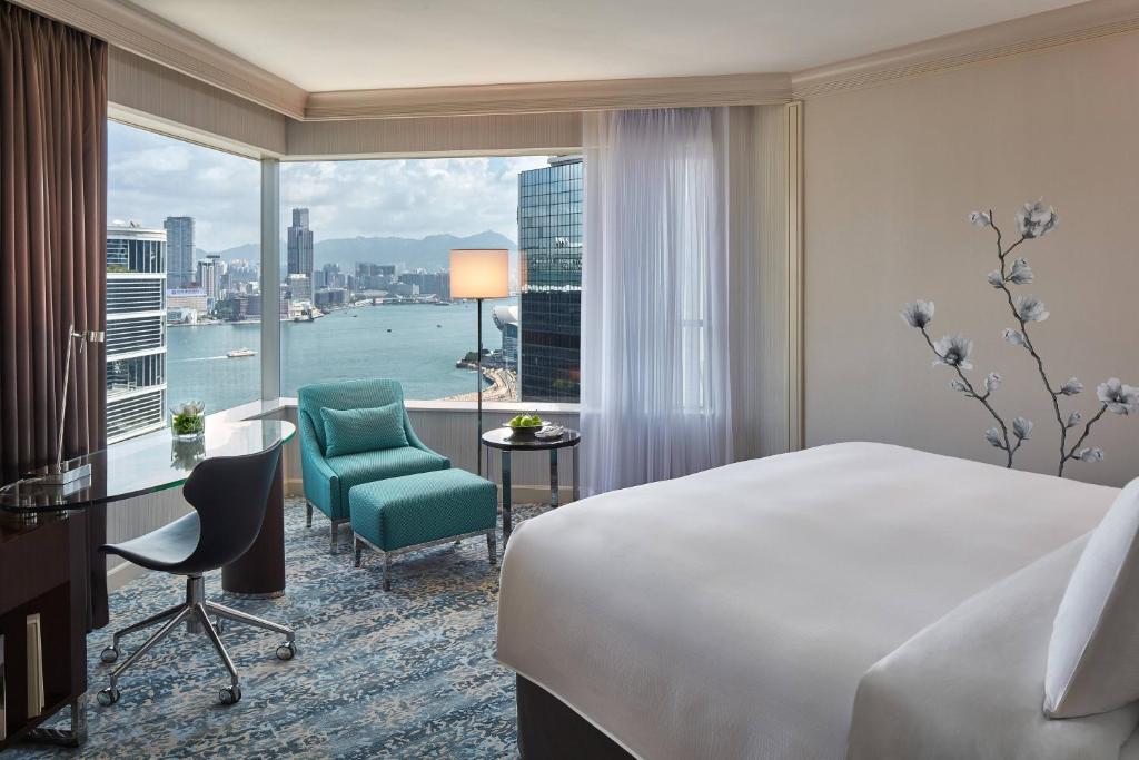 香港香港JW万豪酒店的配有一张床、一张书桌和一扇窗户的酒店客房