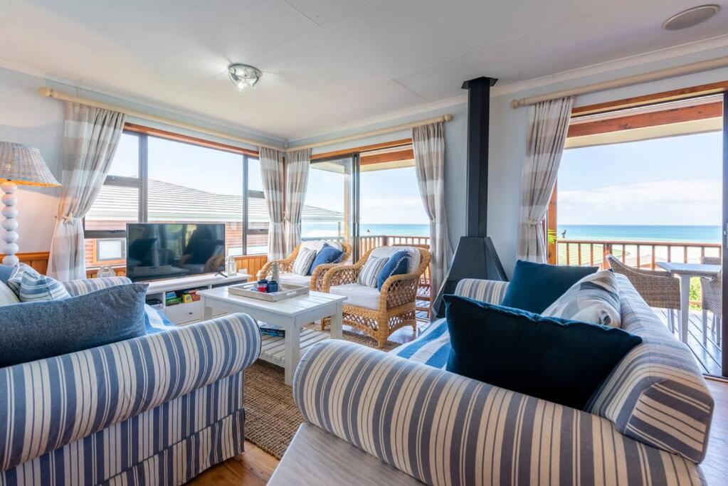 大布拉克勒菲Beach House Merak的带沙发的客厅,享有海景
