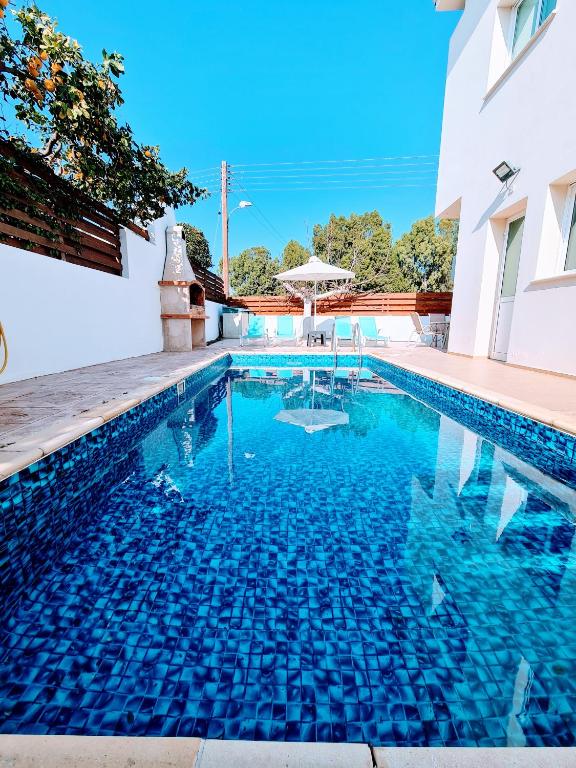 帕拉利米尼Villa Alkioni 31的蓝色房子中的游泳池