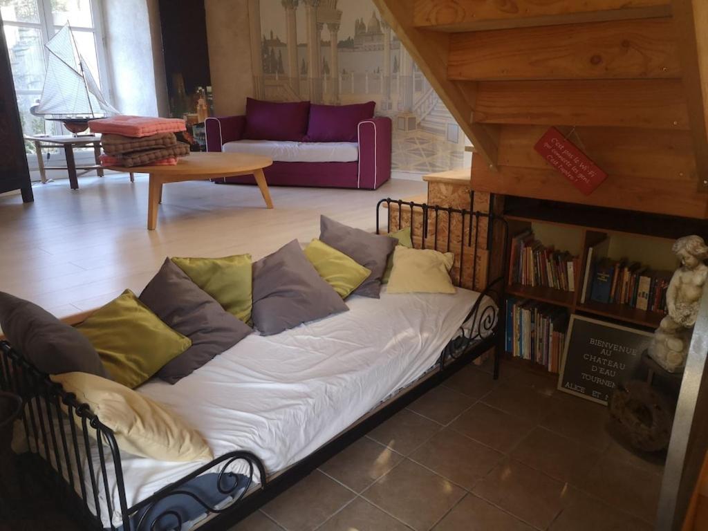 Tournemirechateau d'eau logement insolite的客厅配有带枕头的沙发。