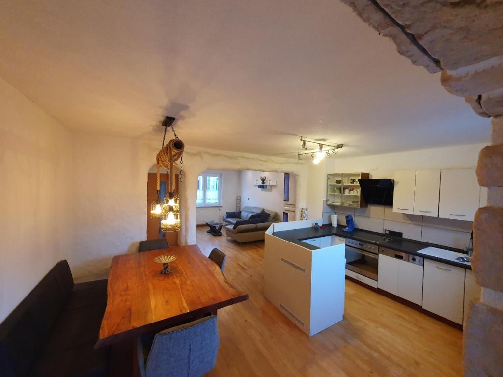 莱茵河畔威尔Nephelin的厨房以及带木桌的起居室。