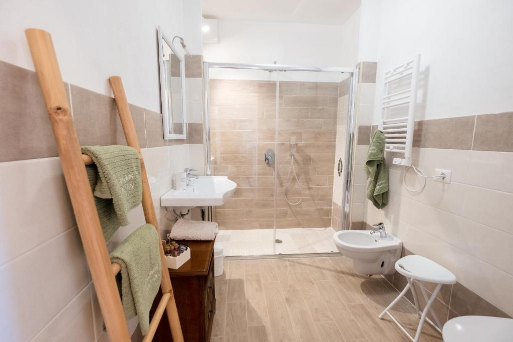 奥贝里塞Agriturismo I Grappoli的带淋浴、卫生间和盥洗盆的浴室