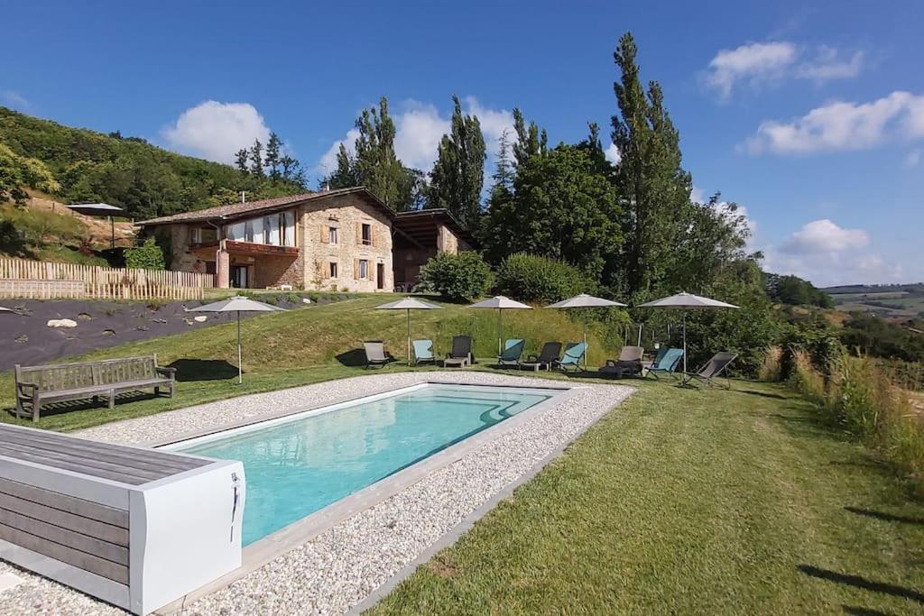 Saint-AntoineGîte de luxe 4 étoiles的一座房子的院子内的游泳池
