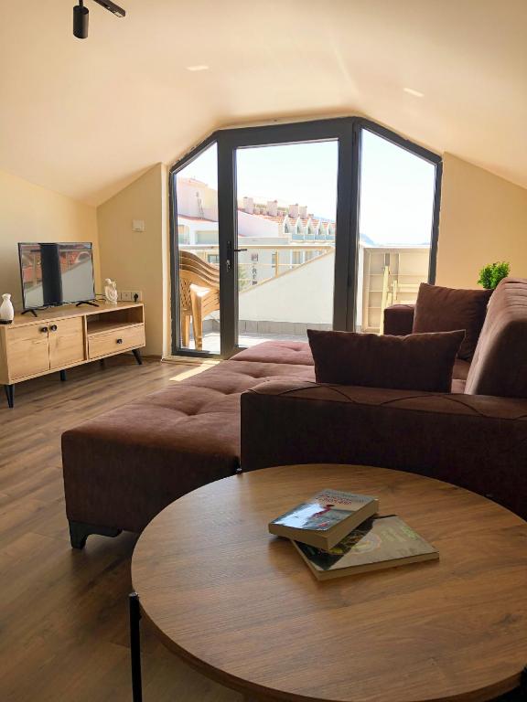马尔马里斯Pinna home的客厅配有沙发和桌子