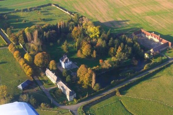 Joué-du-PlainGîtes du château de la Motte的田野房屋的空中景观