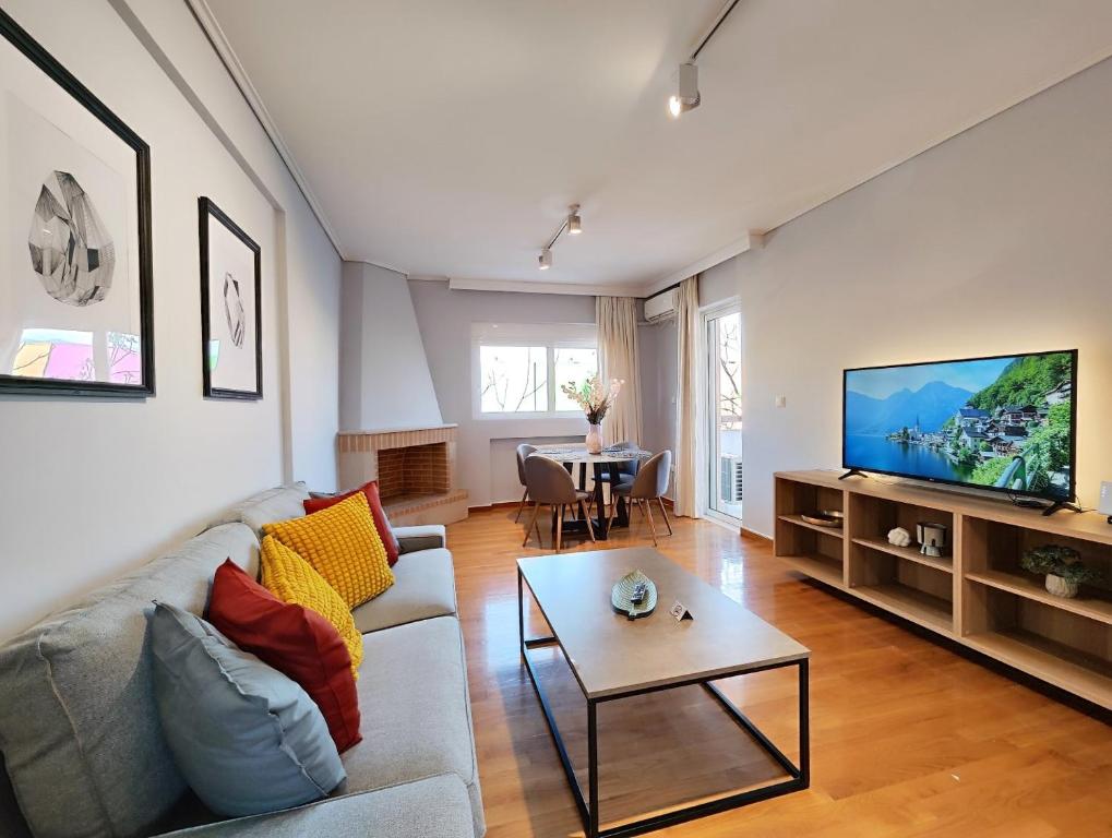 雅典Menelaou by Verde Apartments的带沙发和平面电视的客厅