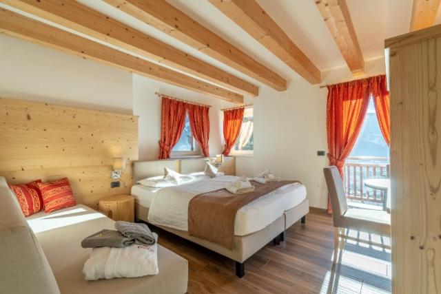 泰塞罗达丽阿农场酒店的一间带两张床和阳台的大卧室