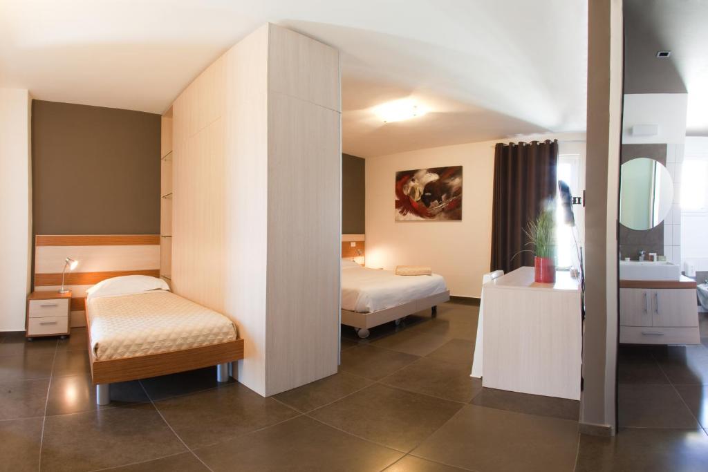 拉古萨拉古萨酒店的酒店客房,设有两张床和镜子