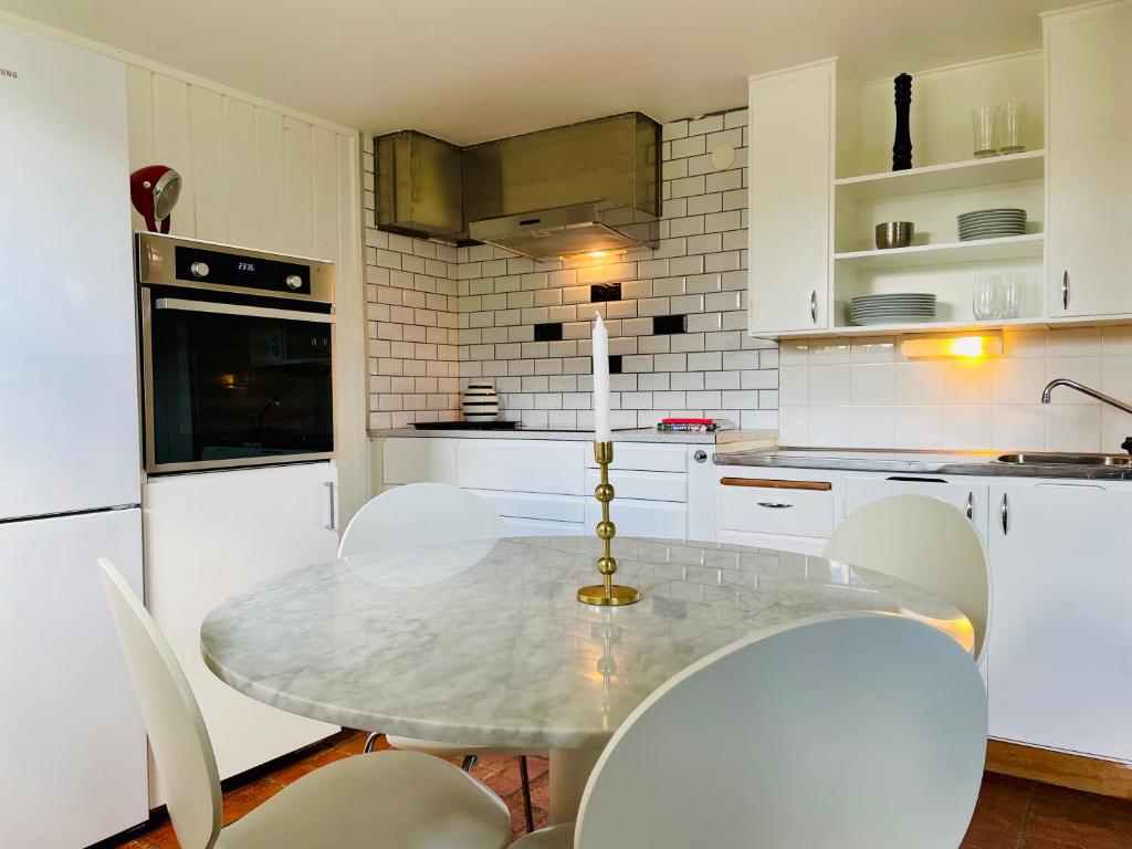 瓦尔贝里Casa Korallen的白色的厨房配有桌椅