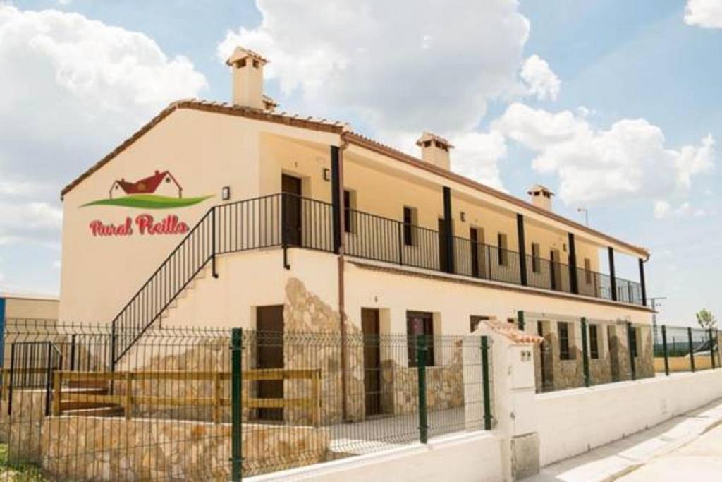 ReílloRural Reillo Alojamientos Rurales的建筑的侧面有标志