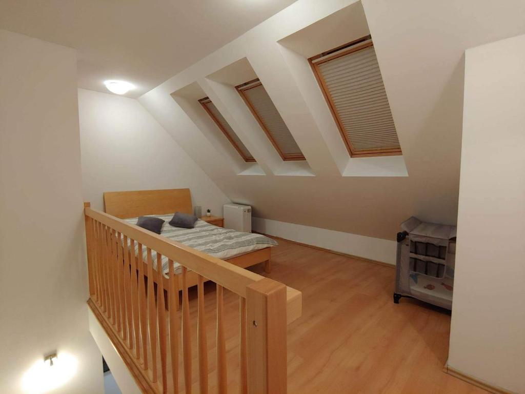 里沃Rewalovewczasy的一间卧室设有一张床和木制楼梯。