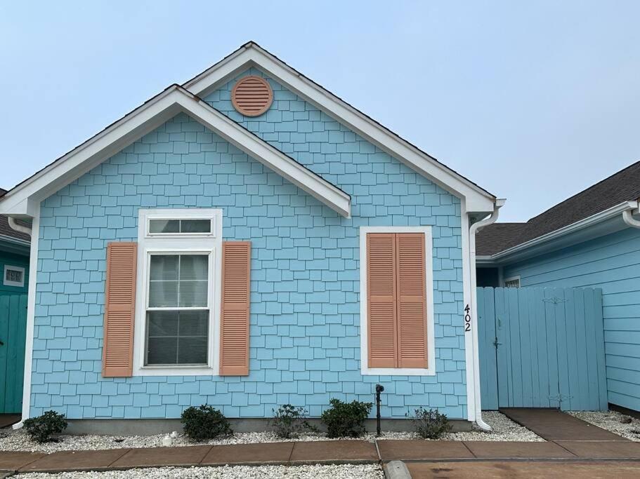 科珀斯克里斯蒂Barefoot Bungalow - Pet Friendly- 2 Bdrm Townhome的蓝色的房子,设有白色的窗户